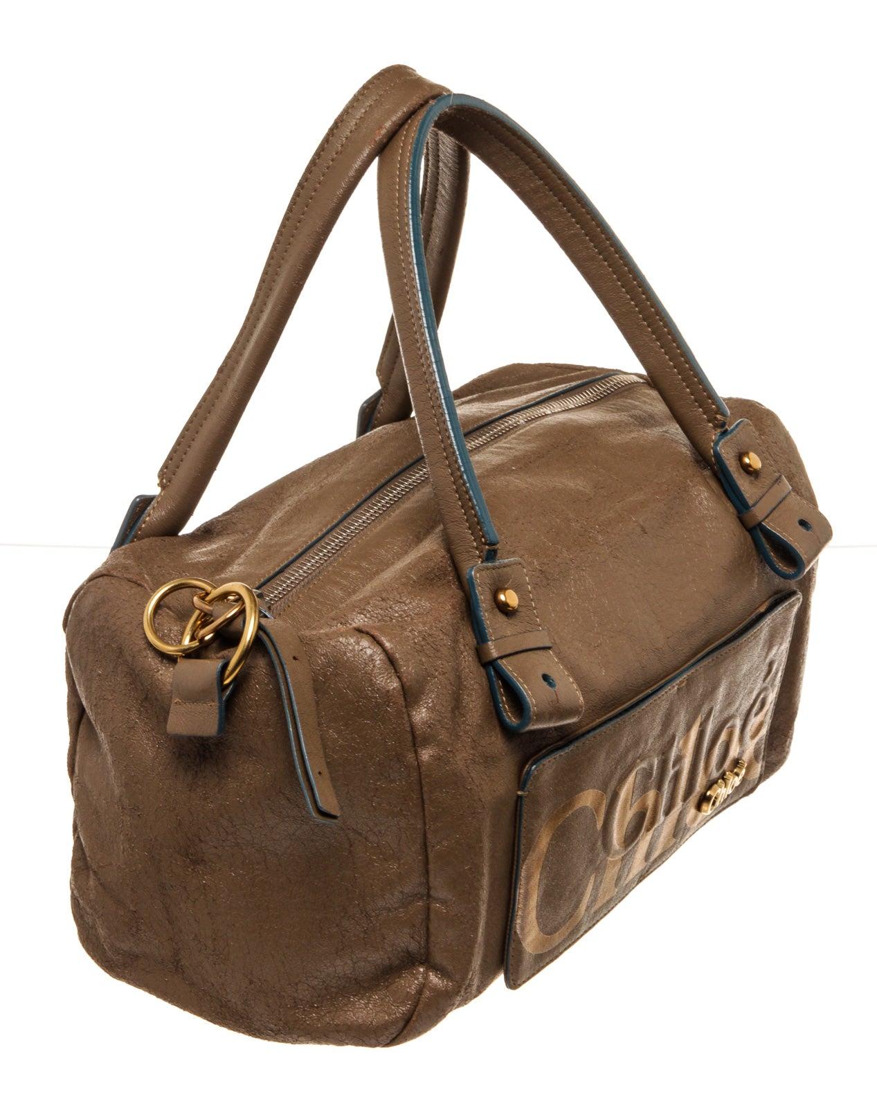 Bolso de viaje Chloe Eclipse Bost de piel marrón dorada con logotipo, material de piel, herrajes dorados, bolsillo interior, forro de piel, correa para el hombro y cierre de cremallera.






































41245MSC