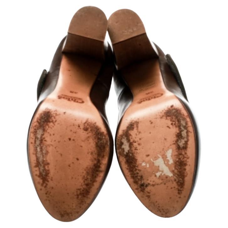 Avec une paire aussi chic que ces escarpins Chloe Mary Jane, vous ne manquerez pas de vous faire remarquer ! Ces escarpins marron ont été confectionnés en cuir et en tissu kaki et présentent des bouts ronds. Elles sont dotées de semelles intérieures