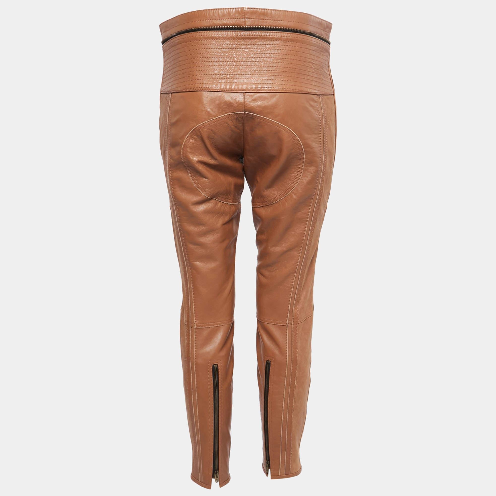 Can vous propose ce pantalon de motard suave que vous pourrez porter de jour comme de nuit. Cousu méticuleusement en cuir marron, ce pantalon présente une forme ajustée. Ils trouvent le juste équilibre entre le confort et la haute couture.

Comprend