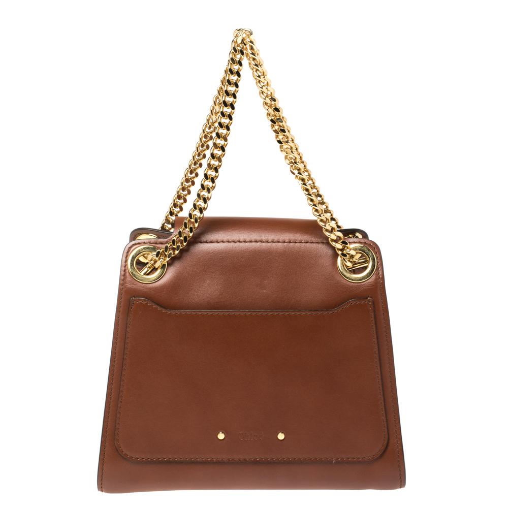 Exude high style as you step out with this shoulder bag from Chloé. This Annie bag is one of the most coveted accessories from the brand and features the dainty pin and clasp fastening on the front. Made in Italy from butter-smooth leather, it has a