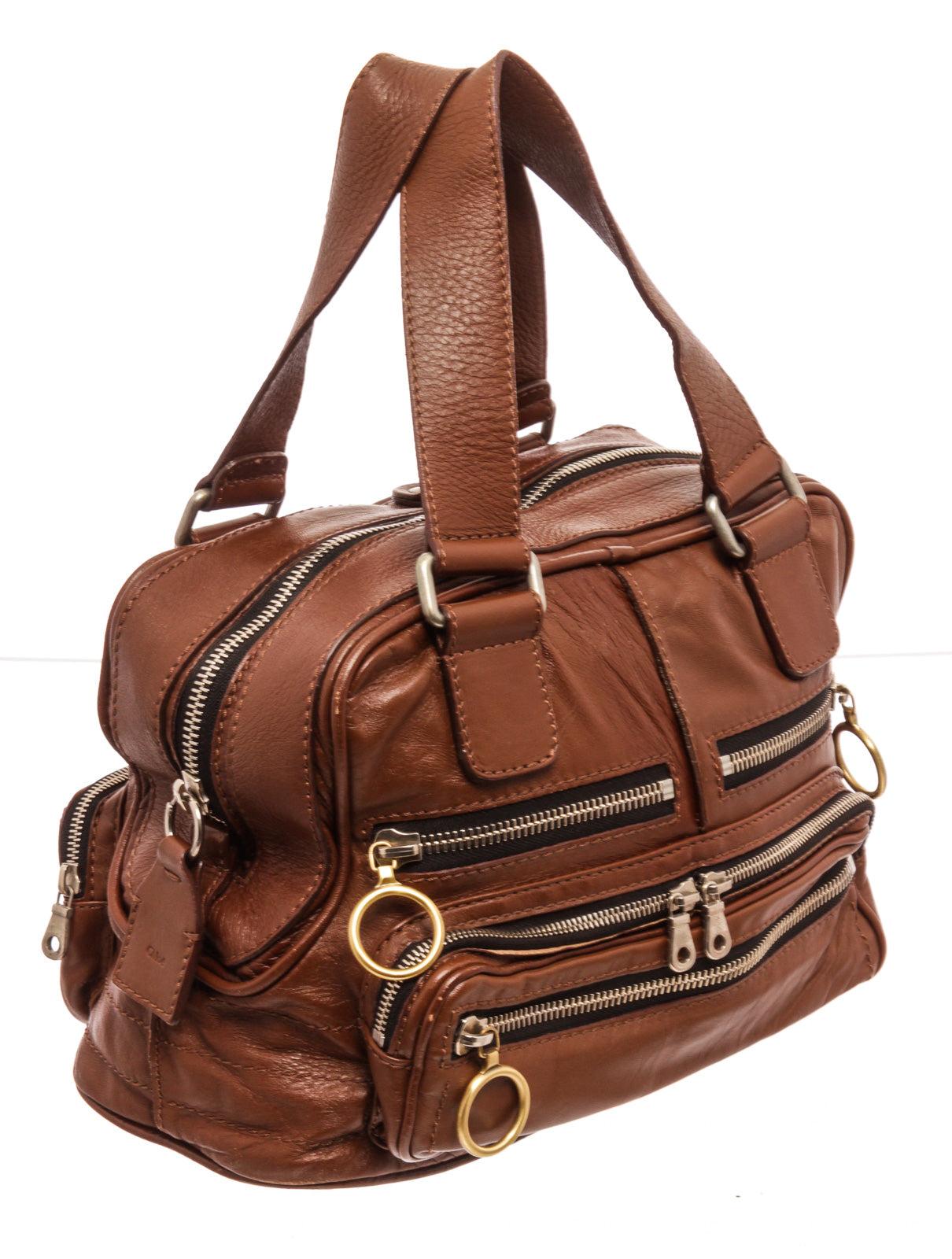 Chloe Brown Leather Betty Shoulder Bag with gold-tone hardware, rbrown leather, dual shoulder straps, five exterior pockets, canvas lining & single interior pocket, zip closure.
33180MSC