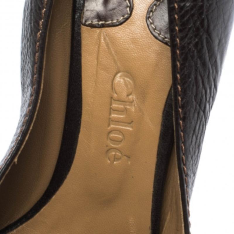 Ces escarpins Chloe sont parfaits pour la vie de tous les jours. Confectionnés en cuir marron, ils présentent des bouts arrondis, des brides à boucle en métal doré vieilli sur les orteils et des talons confortables de 7,5 cm. Elles sont doublées de