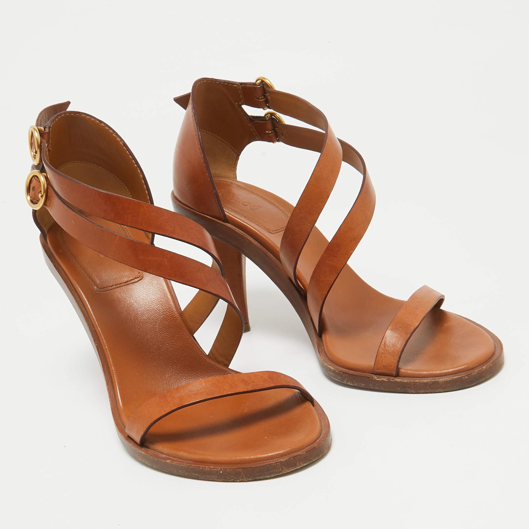 Chloe Sandalias de piel marrón con doble tira al tobillo Niko Talla 38 en Bastante bueno estado para la venta en Dubai, Al Qouz 2