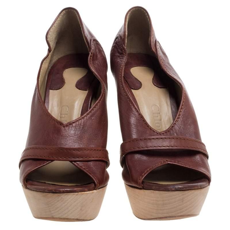 Chloe Brown Leather Lucite And Wood Chunky Heel Platform Peep Toe Pumps Size 37 In Fair Condition In Dubai, Al Qouz 2