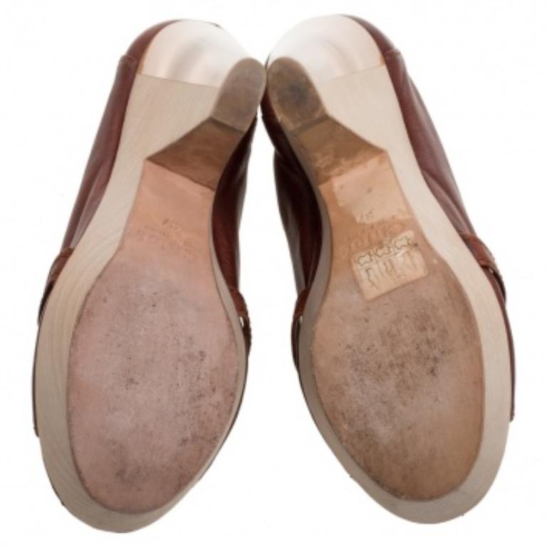 Chloe Brown Leather Lucite And Wood Chunky Heel Platform Peep Toe Pumps Size 37 For Sale 3