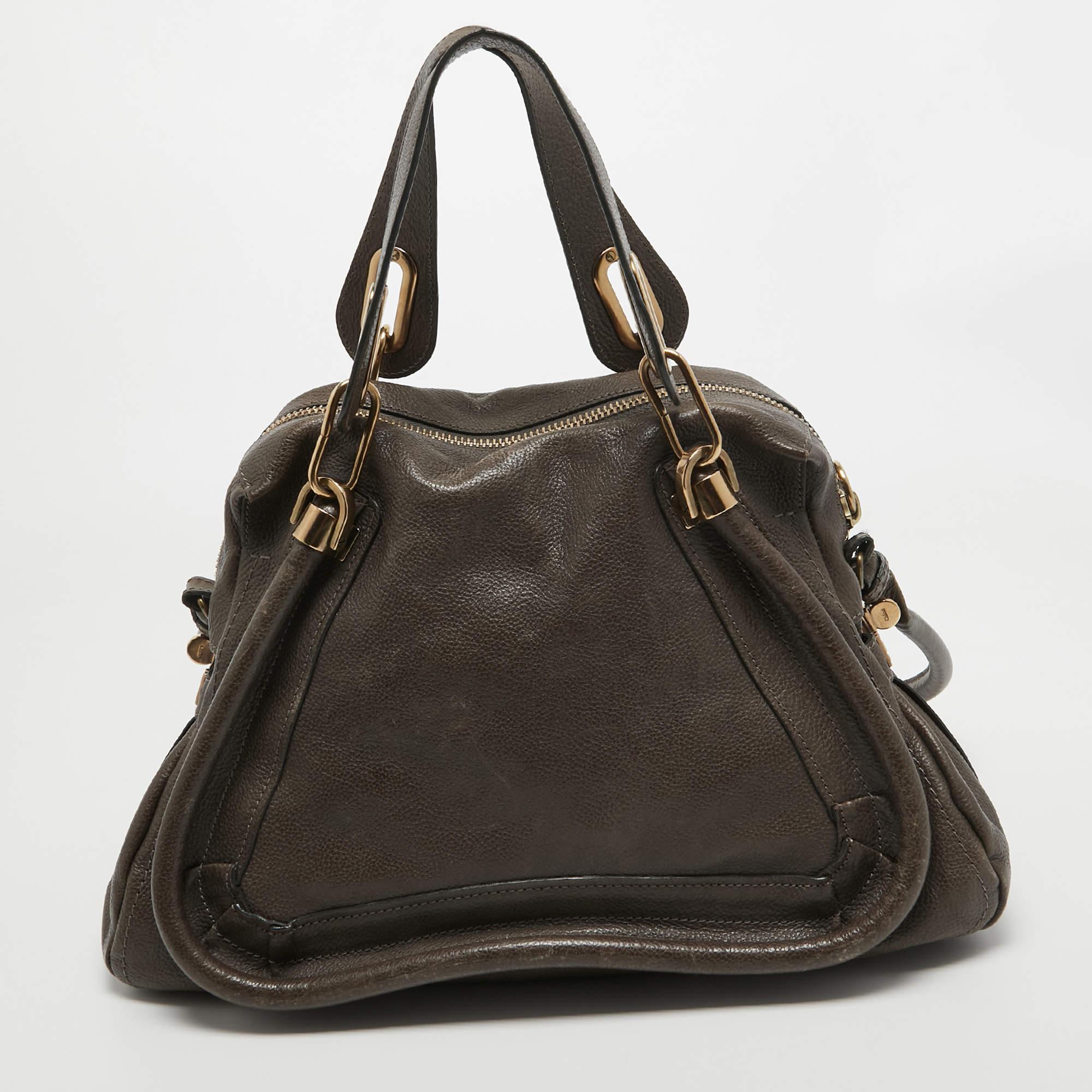 This Chloe Paraty satchel is rendered in the finest quality materials into an elegant design. Versatile and functional, it is well-sized for your daily use.

Includes: Detachable Strap