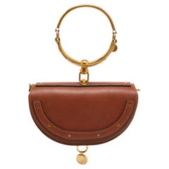 CHLOE Medium Nile gold bangle bracelet handle taupe leather saddle bag For  Sale at 1stDibs