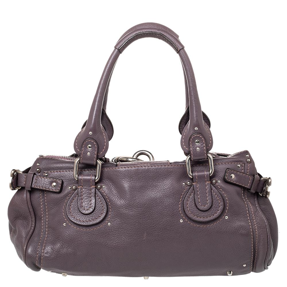 This Chloe Paddington satchel is built to assist your impeccable style on all days. Silver-tone hardware with a chunky lock on the front easily attracts all the attention. The brown Leather has an interesting texture while the canvas interior is