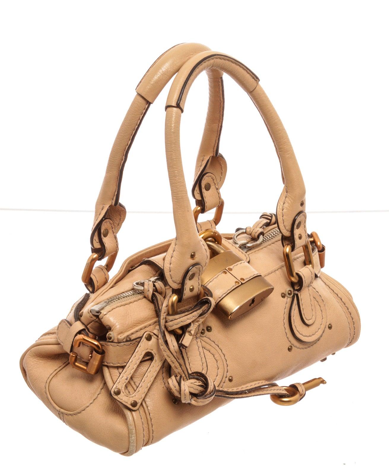 Chloe Paddington Umhängetasche aus braunem Leder mit goldfarbenen Beschlägen, braunem Leder, Innentaschen mit Reißverschluss, Lederfutter, zwei Griffe oben, funktioneller Verschluss.

33189MSC