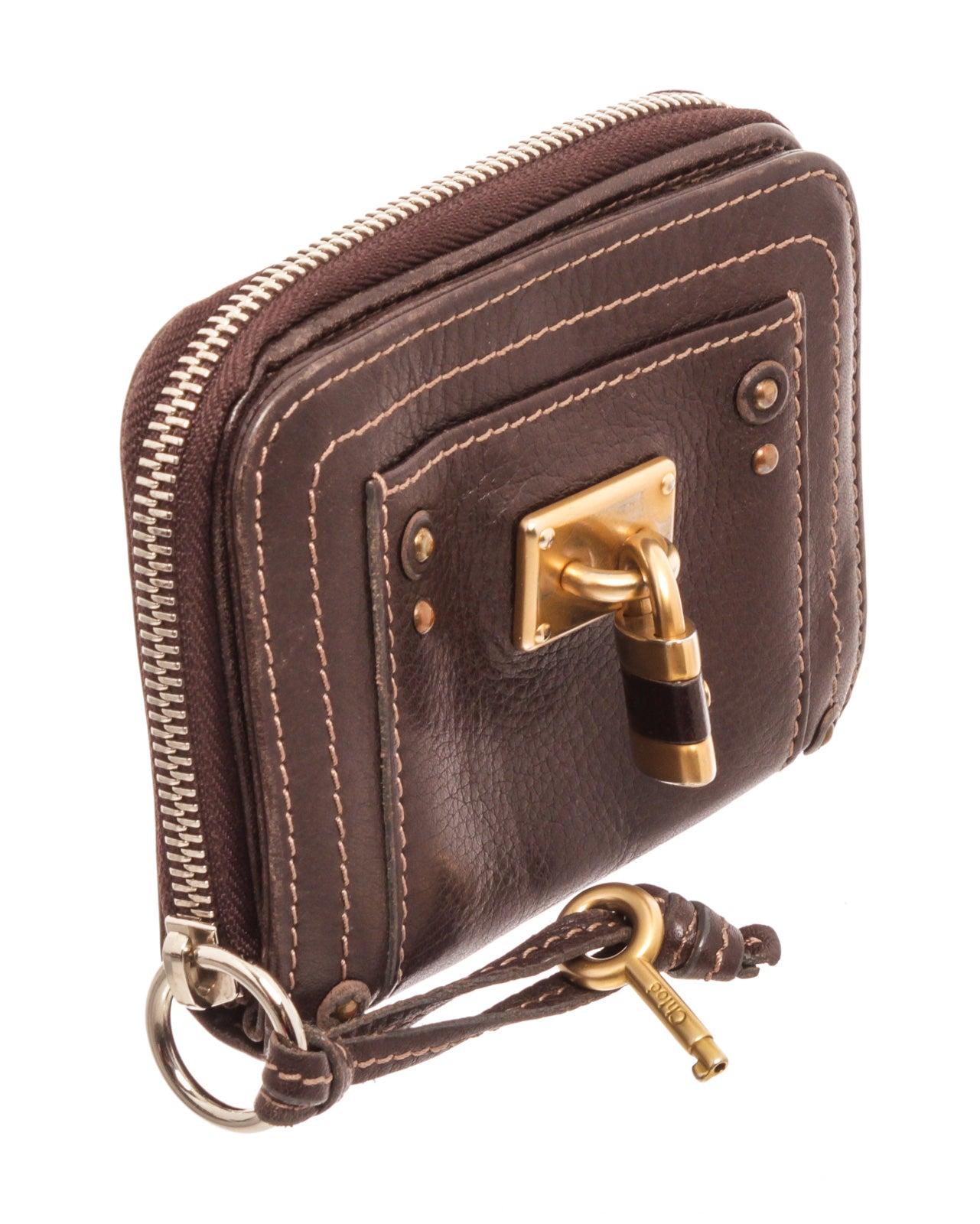 Chloe Paddington Portemonnaie aus braunem Leder mit goldfarbener Hardware, Lederbesatz, Innenfächern und Reißverschlüssen.
33173MSC