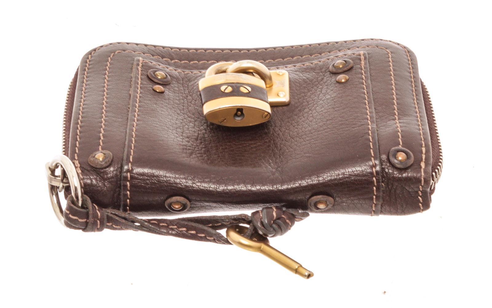 Paddington Brieftasche aus braunem Leder mit goldfarbenem Besteck und Lederbesatz im Zustand „Gut“ in Irvine, CA
