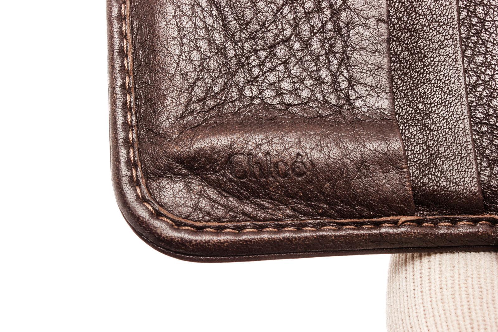 Paddington Brieftasche aus braunem Leder mit goldfarbenem Besteck und Lederbesatz 1