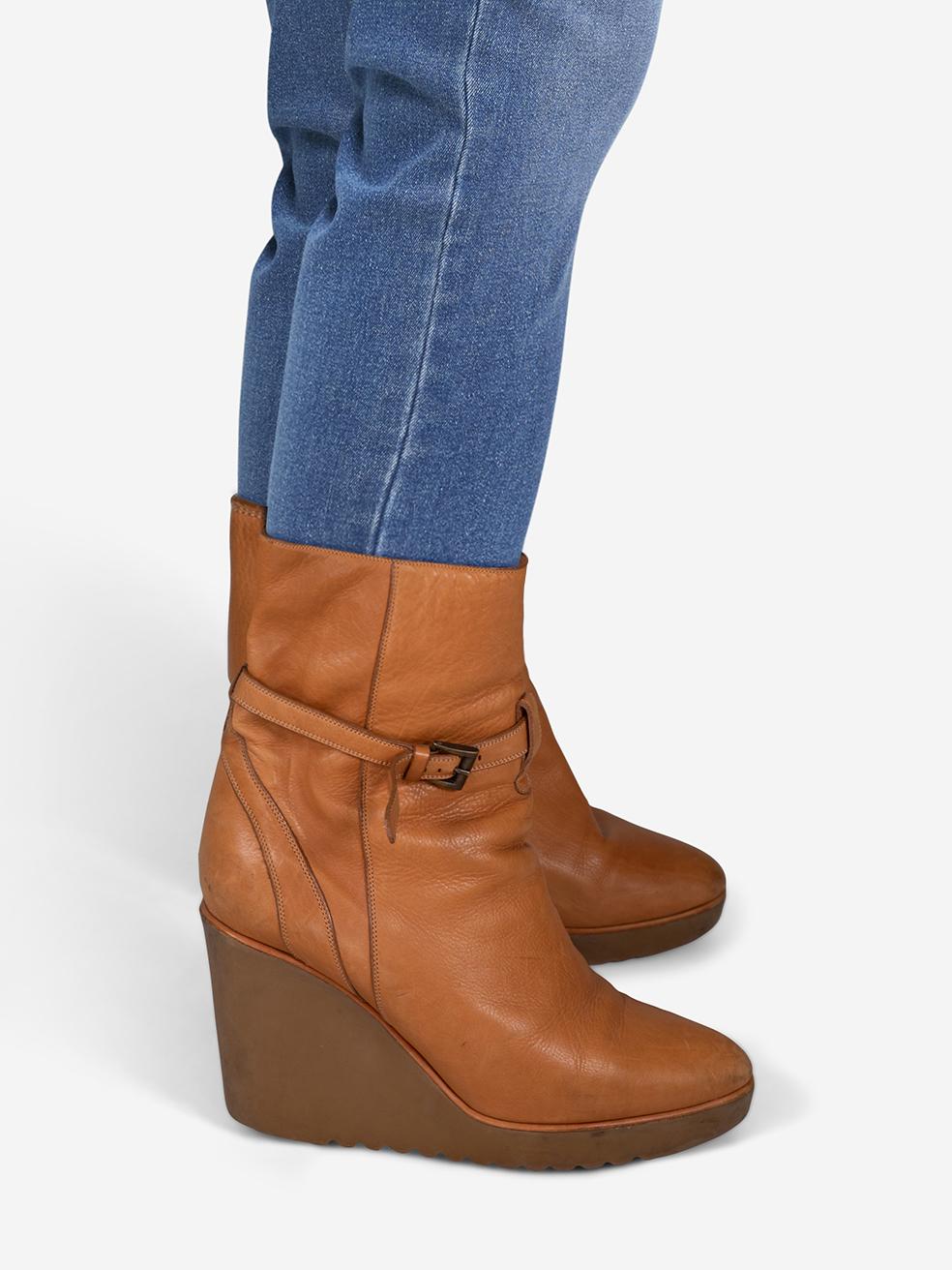 L'ÉTAT est bon. Les bottes présentent une légère usure. Le talon de la semelle s'est usé avec le temps. Abrasion et décoloration à travers toutes les zones de cuir sur les deux chaussures et les deux talons sur cet article de revente de designer