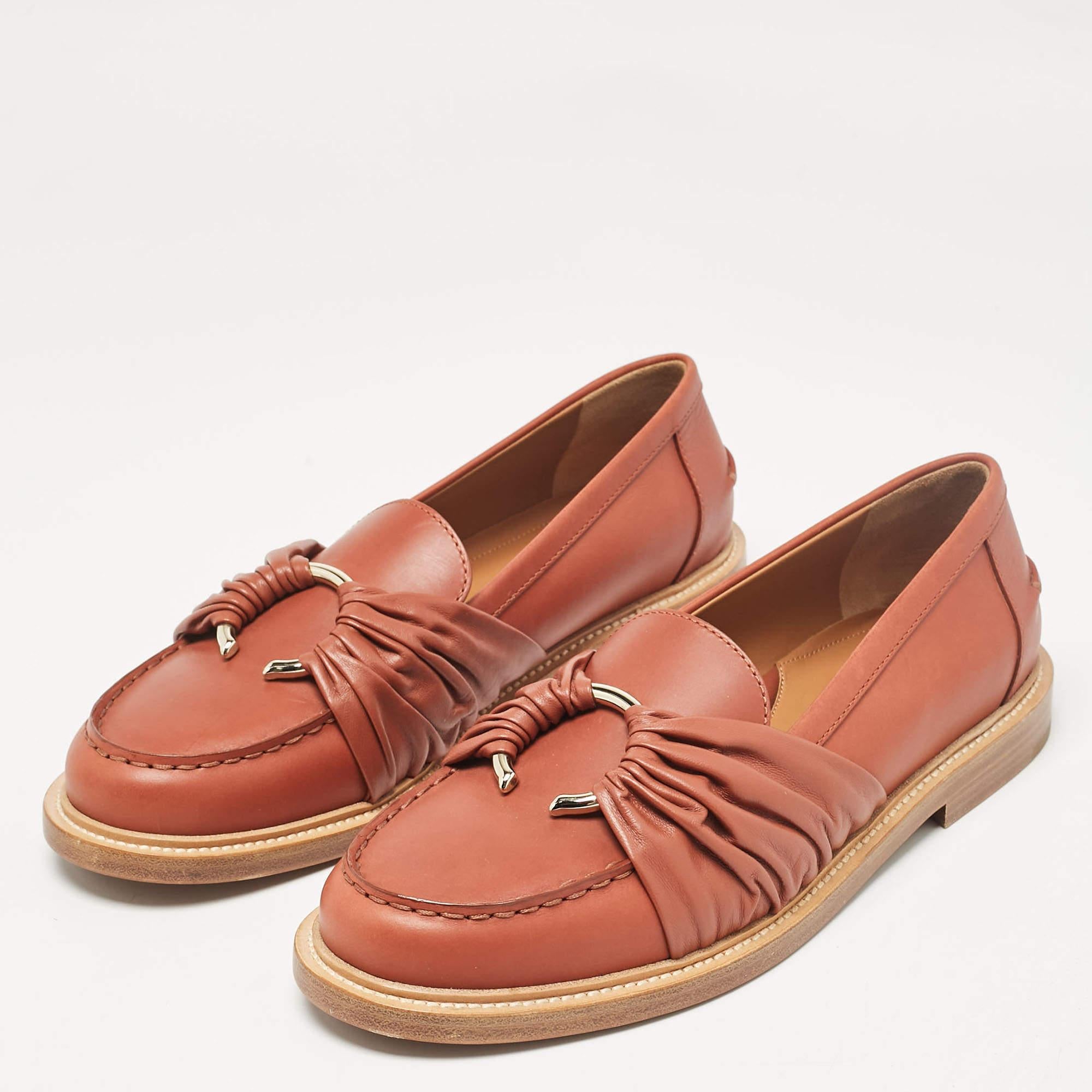 Pour compléter parfaitement vos tenues, nous vous présentons cette paire de mocassins qui ne parle que de style. Les chaussures ont été fabriquées avec savoir-faire et sont conçues pour être faciles à enfiler. Ils sont le choix idéal pour compléter