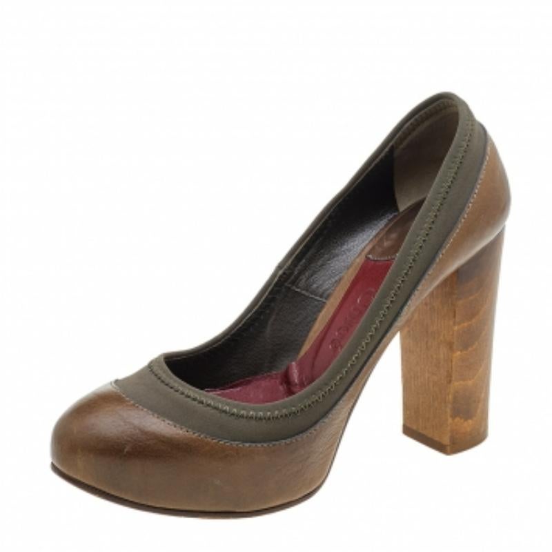 This pair of pumps from Chloe has a simple and refined design. Constructed from fabric and leather on the exterior, it has been styled with a round toe, platform, and a brand-detailed leather insole. The wooden-like 10.5 cm block heels complete the