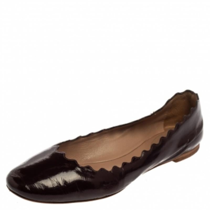 Fashion is the perfect blend of luxury with comfort, and this pair of stylish ballet flats from the house of Chloé exudes just that. Crafted from patent leather and styled with scallop details and round toes, these brown ballet flats are ideal for