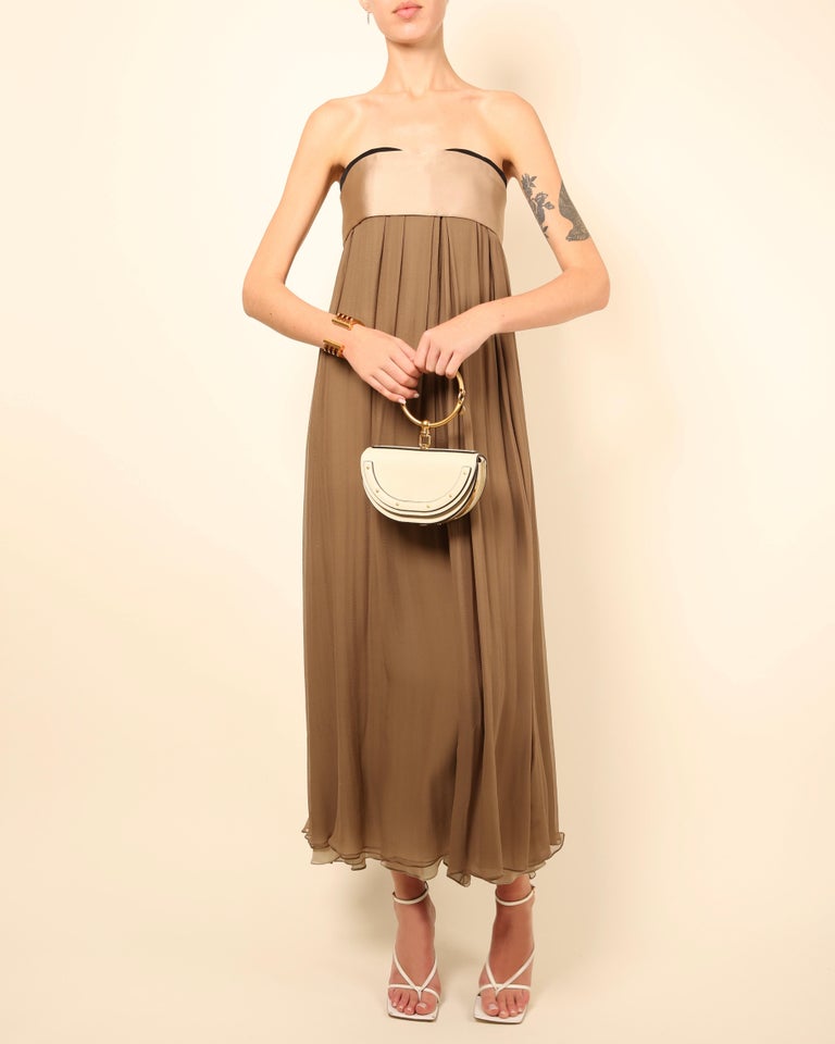 Chloe Brown bustier corseté robe maxi en mousseline de satin superposée robe  36 En vente sur 1stDibs