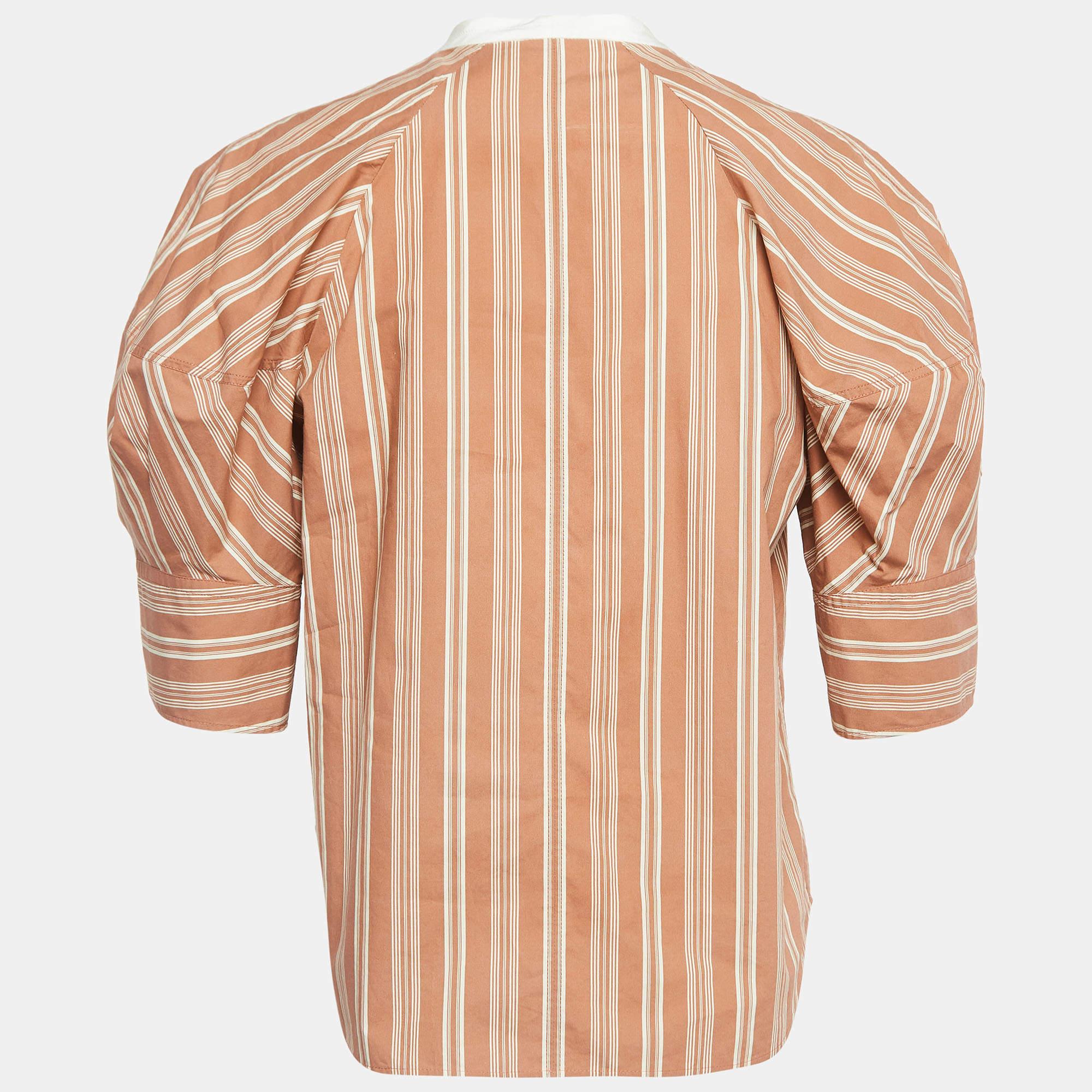 Dieses Designertop bietet Stil und Komfort. Die Kreation wurde aus den besten Stoffen geschneidert und mit vielen Details versehen. Kombinieren Sie es mit einer Jeans und flachen Schuhen.