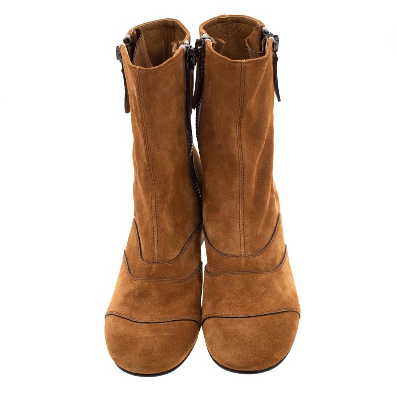 Get set to impress wherever you go with these ankle boots from Chloe. These brown boots are crafted from suede and feature a simple and sophisticated silhouette with a layered design on the vamps. They also flaunt leather lined insoles, side zip