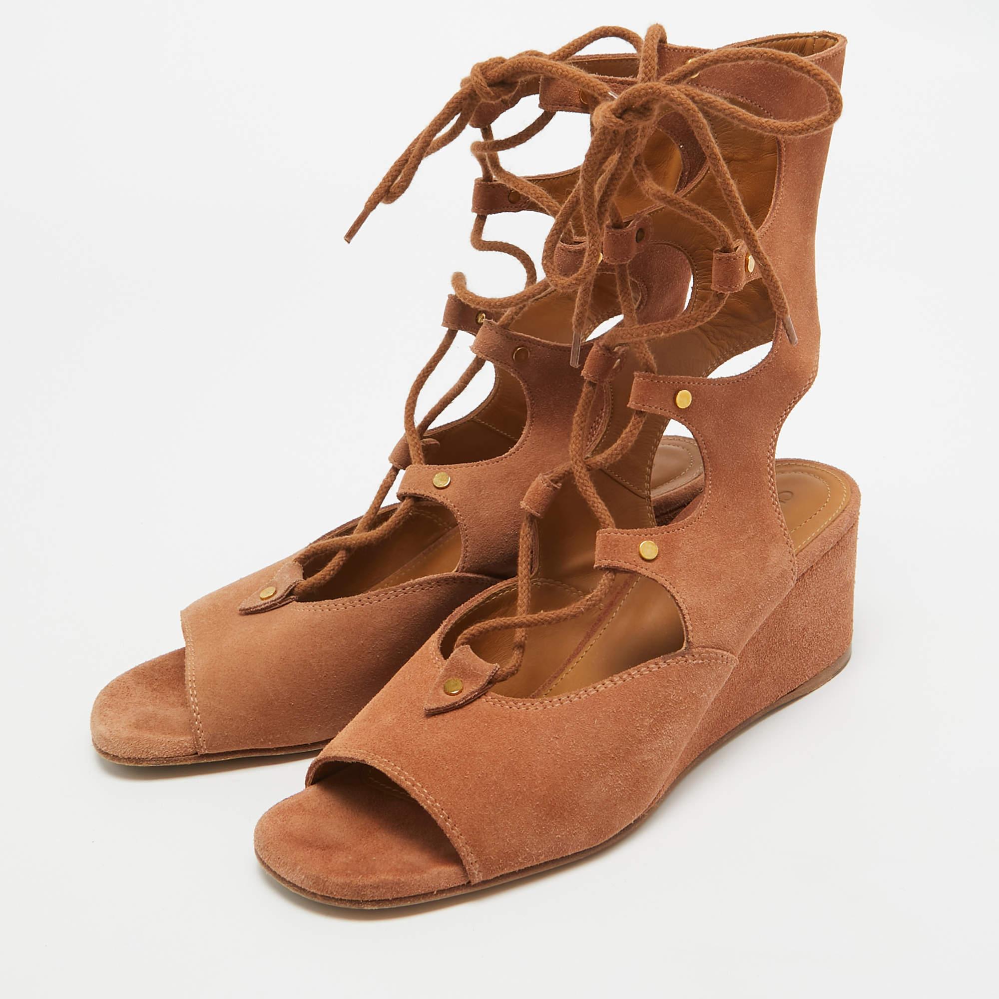Ces sandales encadreront vos pieds de manière élégante. Fabriquées à partir de matériaux de qualité, elles présentent un design élégant et des semelles intérieures confortables.