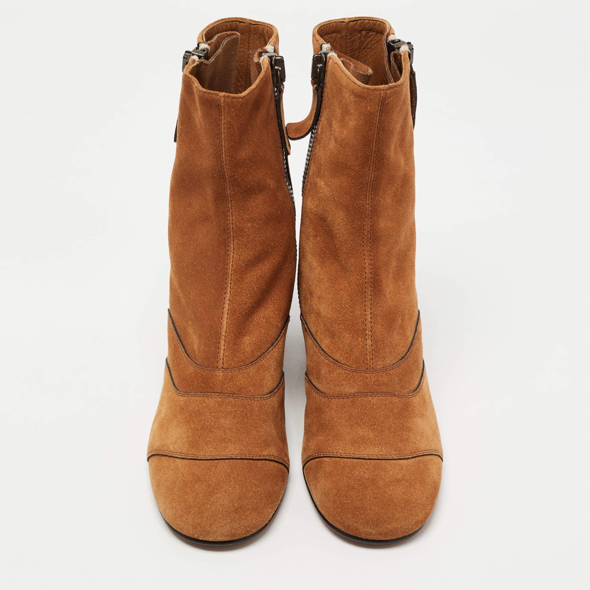 Boots are an essential part of your wardrobe, and these boots crafted from top-quality materials, are a fine choice. Offering the best of comfort and style, this sturdy-soled pair would be great with skinny jeans for a casual day out!

Includes:
