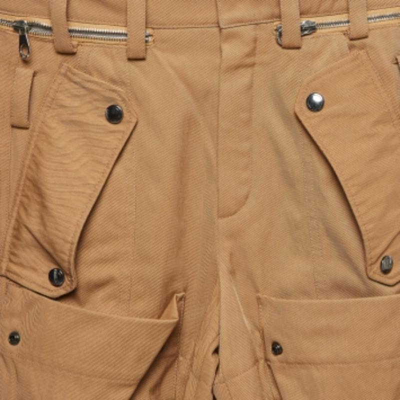 Mejora tu atuendo formal con este pantalón. Diseñado con una silueta y un ajuste magníficos, este par de pantalones te dará sin duda un aspecto elegante.
