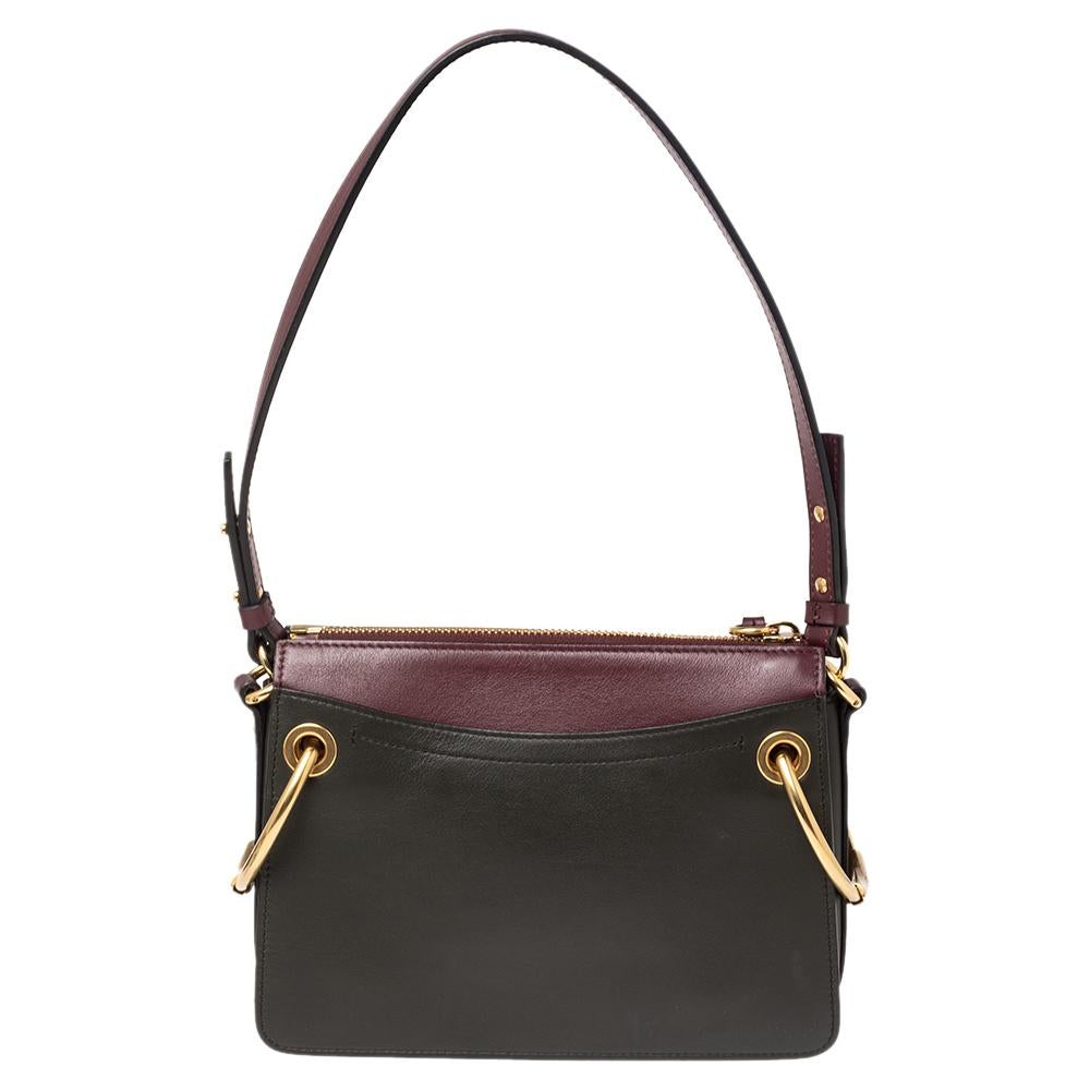 Make a stunning appearance every time you carry this Roy bag by Chloe. Brilliantly designed, this bag is made from green-burgundy leather and suede on the exterior and flaunts decorative detailing on the front and gold-toned hardware. Swing this