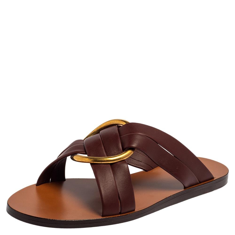 Chloé brings you these chic and sophisticated Rony sandals that are not only stylish but highly comfortable. Crafted from burgundy leather, they are adorned with gold-tone circular hardware adorning the vamps. Wear these sandals to casual outings or