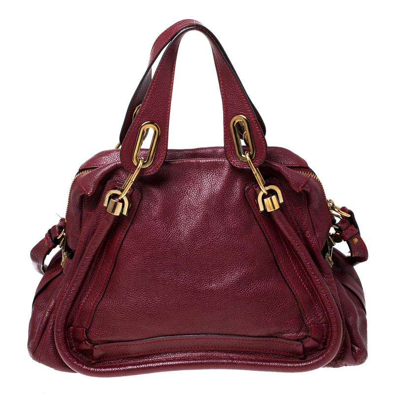 Perfect to flaunt and built to last, this shoulder bag by Chloe is a worthy buy. Crafted with leather, this bag has a spacious fabric-lined interior that houses a zip pocket. With two top handles accentuated with gold-tone hardware, a detachable