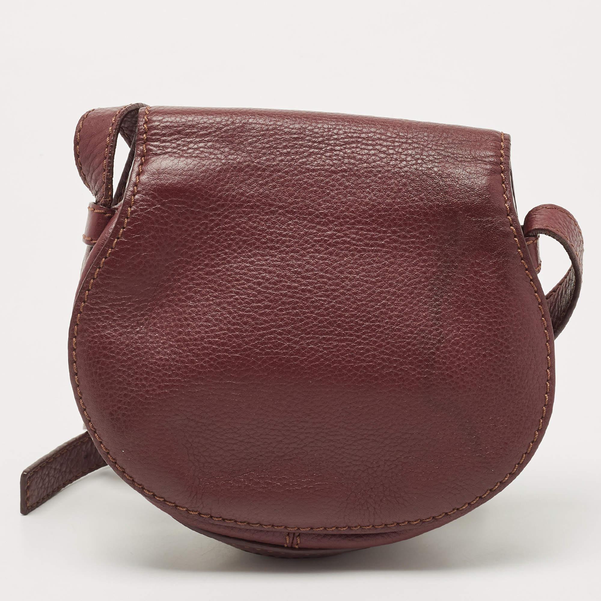 This Chloe mini Marcie bag is an example of the brand's fine designs that are skillfully crafted to project a classic charm. It is a functional creation with an elevating appeal.

Includes: Original Dustbag

