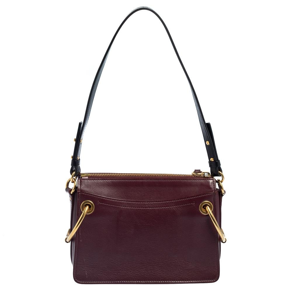 Make a stunning appearance every time you carry this Roy bag by Chloe. Brilliantly designed, this burgundy leather piece is for a fashionista like you. This eye-catching leather crossbody bag will elevate your everyday ensembles. It has a slip