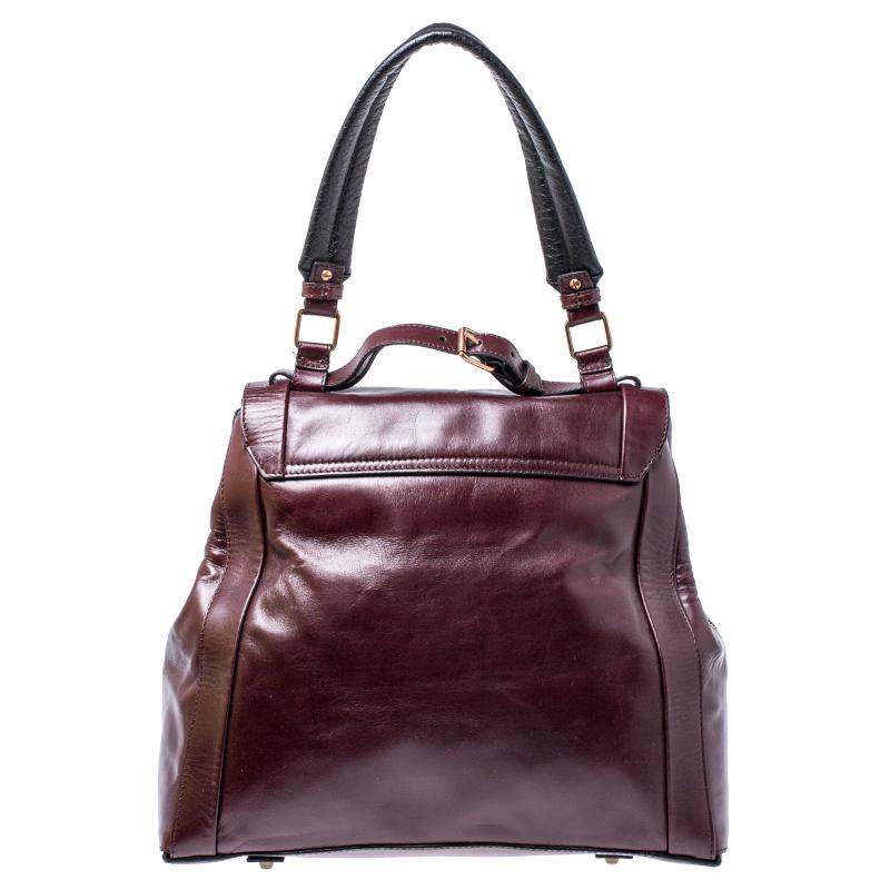 Expertly crafted from burgundy leather, this Chloe bag has a versatile shape. It has a grand design, with a gold-tone lock on the flap to secure the fabric-lined interior capacious enough to carry your essentials. The bag is complete with a top