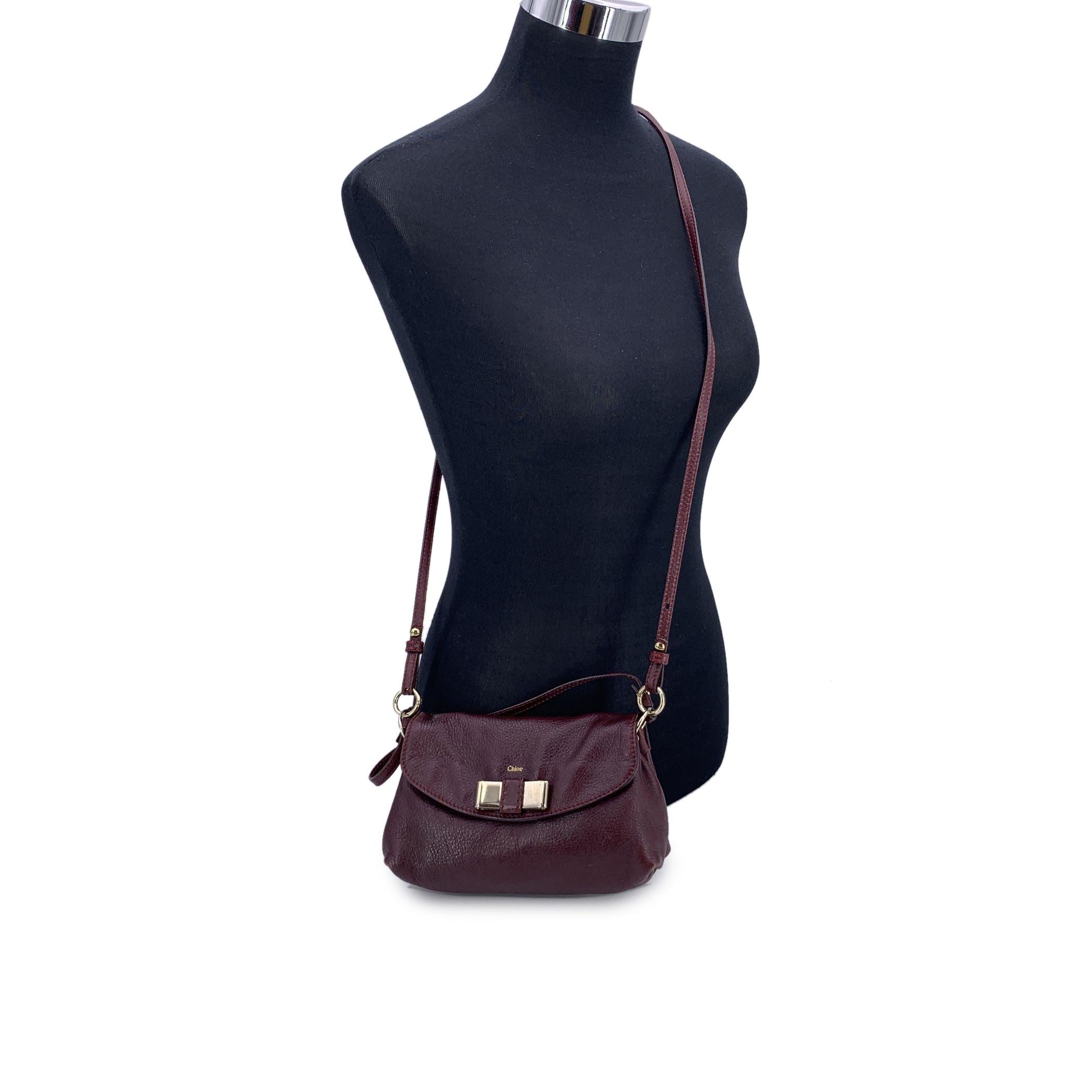 Mit dieser authentischen Chloé Lily Crossbody Schultertasche aus genarbtem, violett-bordeauxfarbenem Kalbsleder verleihen Sie Ihrer Kollektion einen Hauch von Raffinesse. Diese elegante und zugleich verspielte, vielseitige Zwei-Wege-Tasche zeichnet