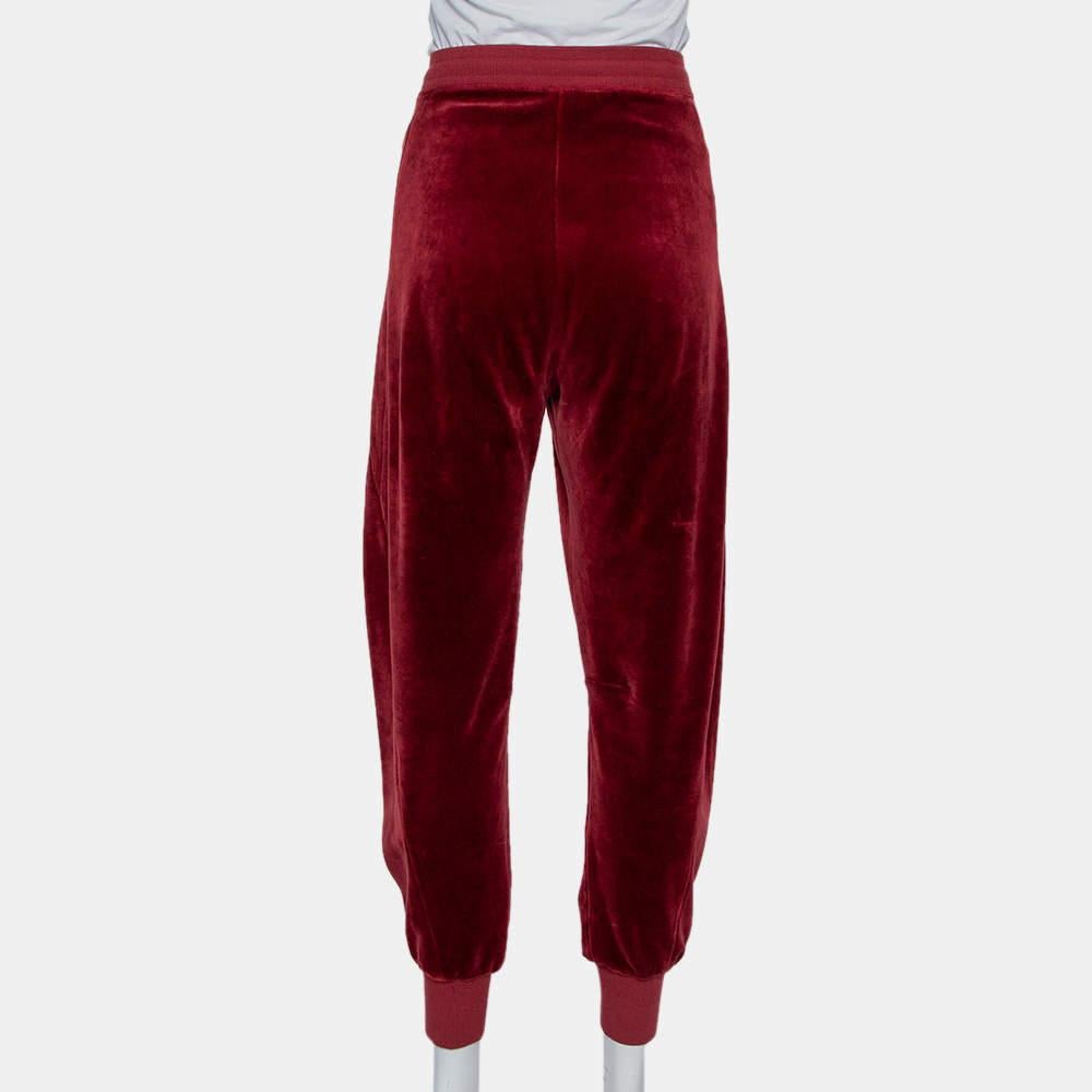 Chloé's velvet trouser is made of quality materials and features a comfortable waistband with tie fastening, two pockets, and ankle cuffs. Dress it up with a sleeveless top or T-shirt and sneakers for a casual-chic look.

