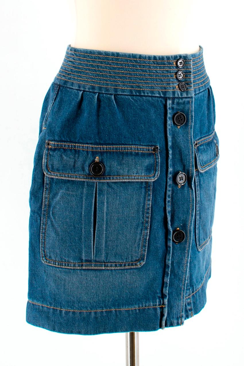 Chloe Button Down Blue Denim Mini Skirt 

- Contrast Stitching 
- Button Down Front Closure 
- Straight Hemline 
- Fitted Waist 
- Two Buttoned Flap Pockets at Front 


Materials 
100% Cotton

Dry Clean Only 

Made in Tunisia 

All measurements are