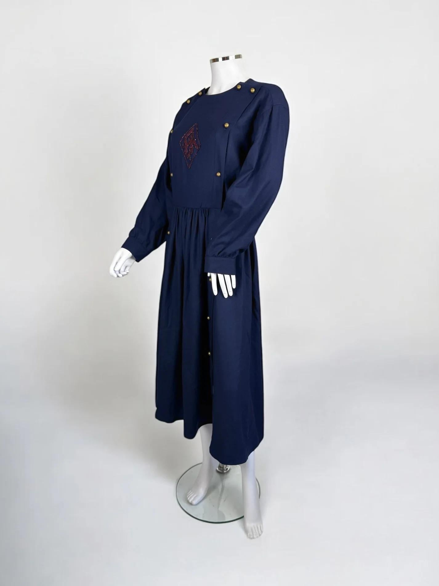 Vestido dolman azul marino Chloé by Karl Lagerfeld, Otoño Invierno 1981
Está bien documentada su aparición en la pasarela en rojo, ilustrada en US Vogue 1981 y descrita como 