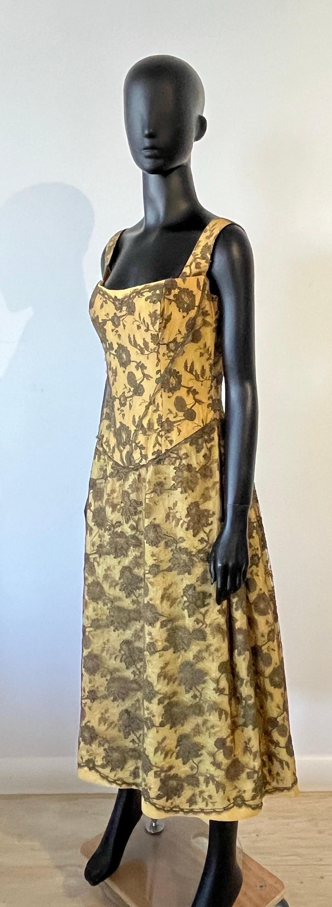 Vintage Chloe gelb Seide und mokka Spitze Partykleid. 1950er Jahre Sweetheart Bustier Stil mit 
A-Linien-Rock.
Klassischer Stil der 1950er Jahre mit schönem Spitzenüberwurf. Vollständig mit Seide gefüttert. 
Maßgeschneidert und handgefertigt. 
Größe