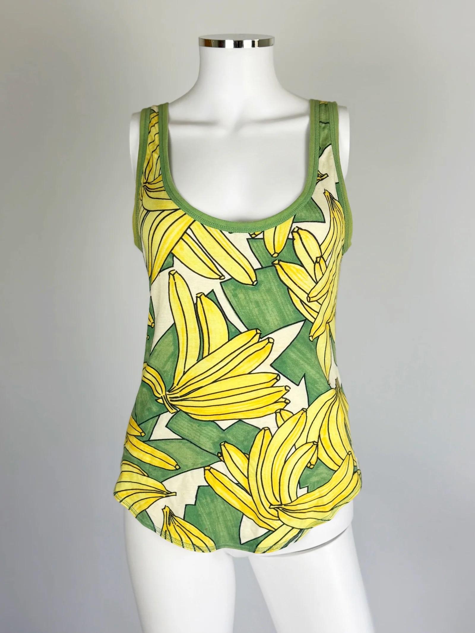 Canottiera Chloé by Phoebe Philo con stampa di banane, primavera estate 2004
Un pezzo iconico e riconoscibile del periodo in cui Philoé ha lavorato per Chloé.

Nel 2003, Bay Garnett ha curato lo stile di Kate Moss per il primo editoriale di British