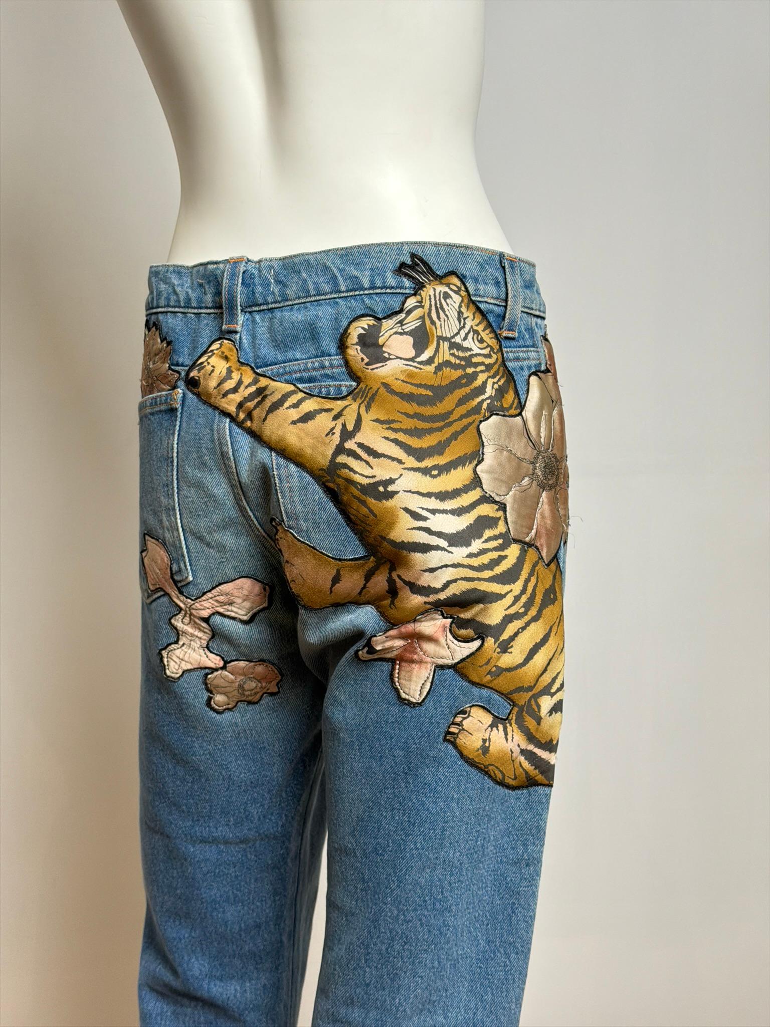 Jean en denim appliqué de tigres et de fleurs Chloé by Phoebe Philo F/W 2003 en vente 1