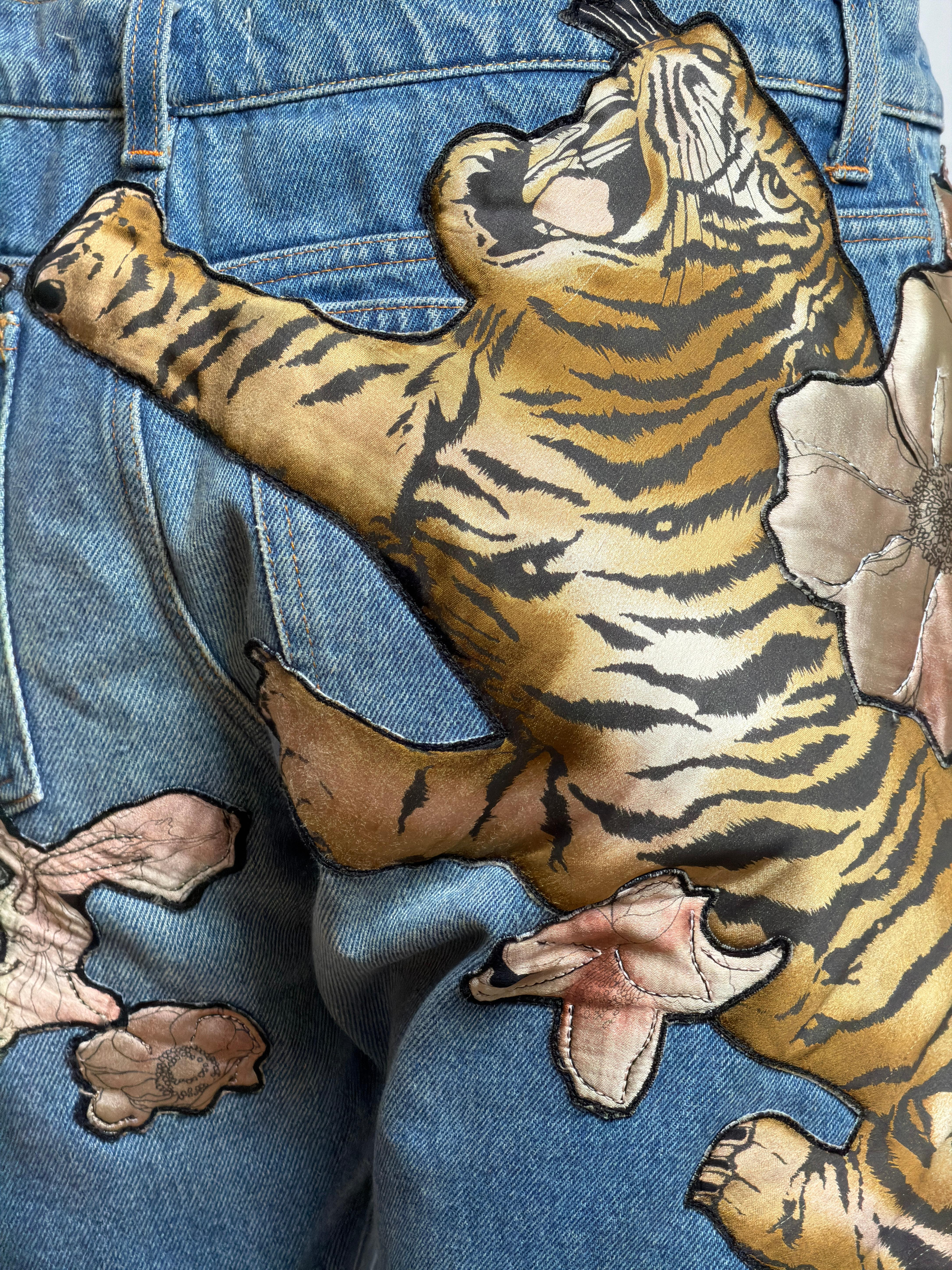 Jean en denim appliqué de tigres et de fleurs Chloé by Phoebe Philo F/W 2003 en vente 2
