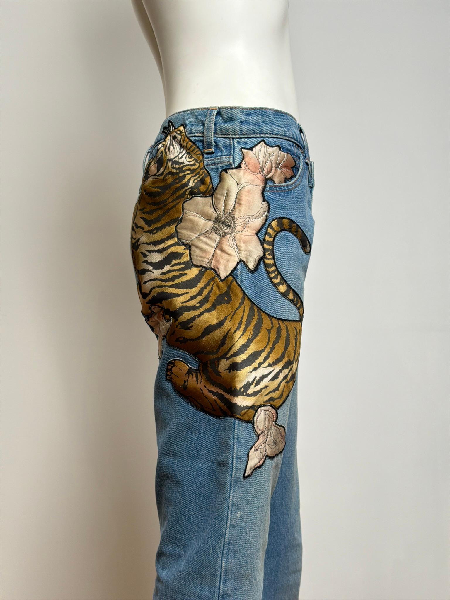 Jean en denim appliqué de tigres et de fleurs Chloé by Phoebe Philo F/W 2003 en vente 3