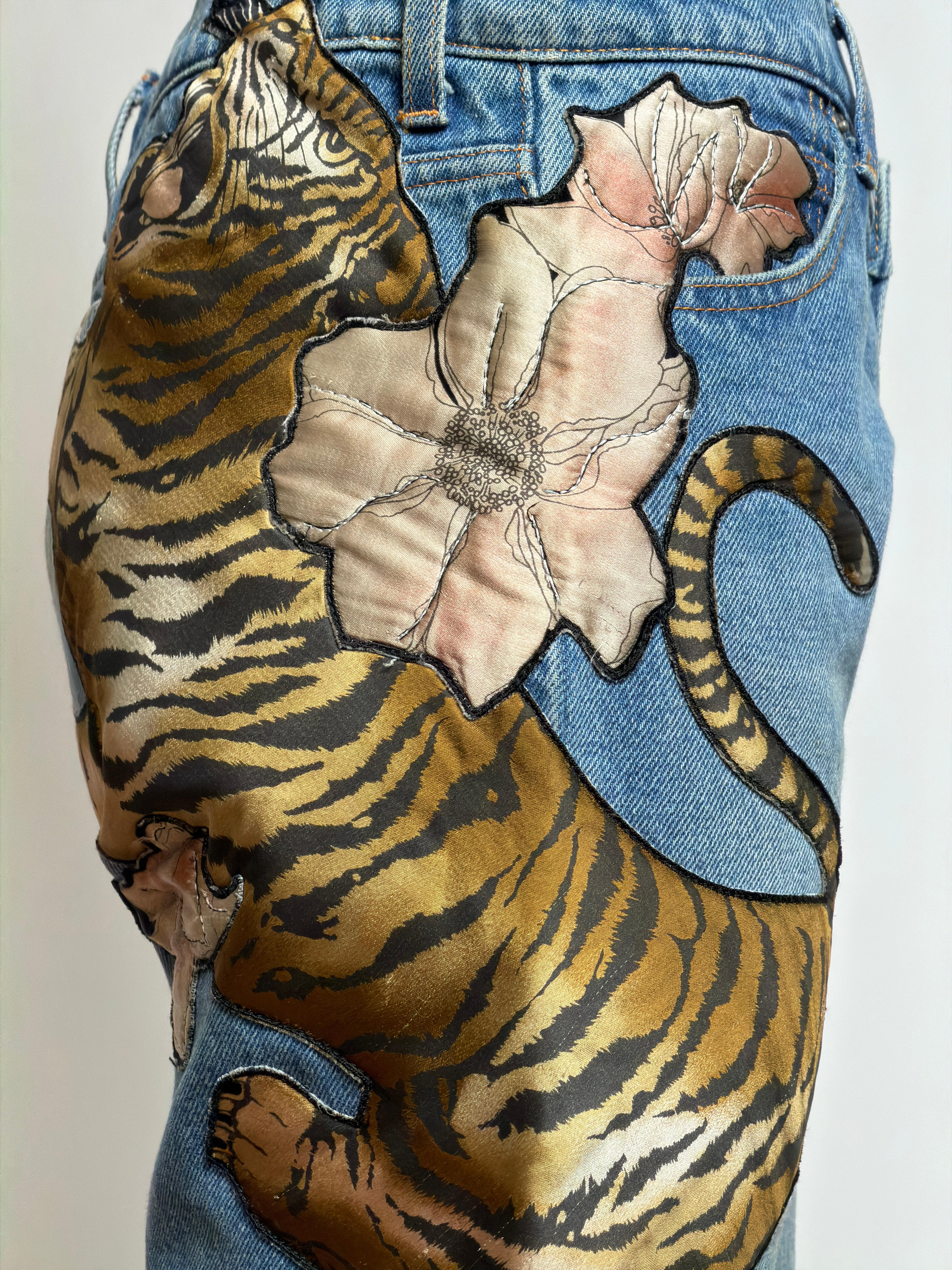 Jean en denim appliqué de tigres et de fleurs Chloé by Phoebe Philo F/W 2003 en vente 4