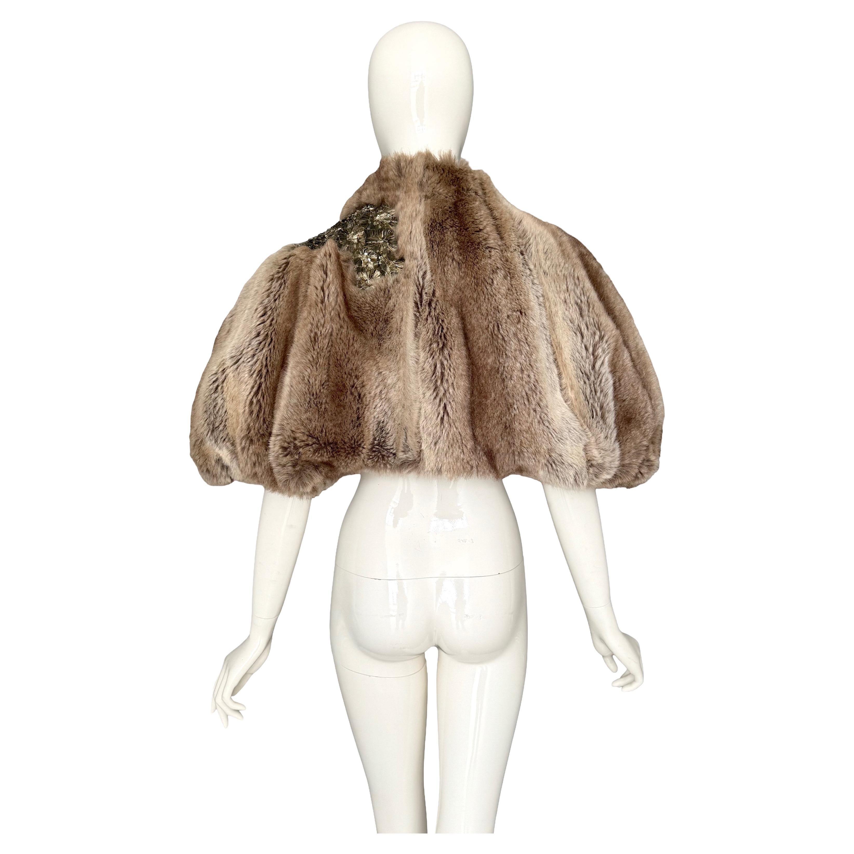 Dalla celebre era di Stella McCartney a Chloé, ora considerata altamente collezionabile, questa straordinaria mantella in pelliccia sintetica ha debuttato sulla passerella dell'autunno 2001. Un vero e proprio pezzo forte, che incarna la giocosa