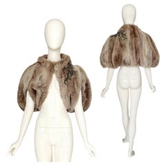 Chloé by Stella McCartney Otoño Invierno 2001 Capelina de piel sintética adornada