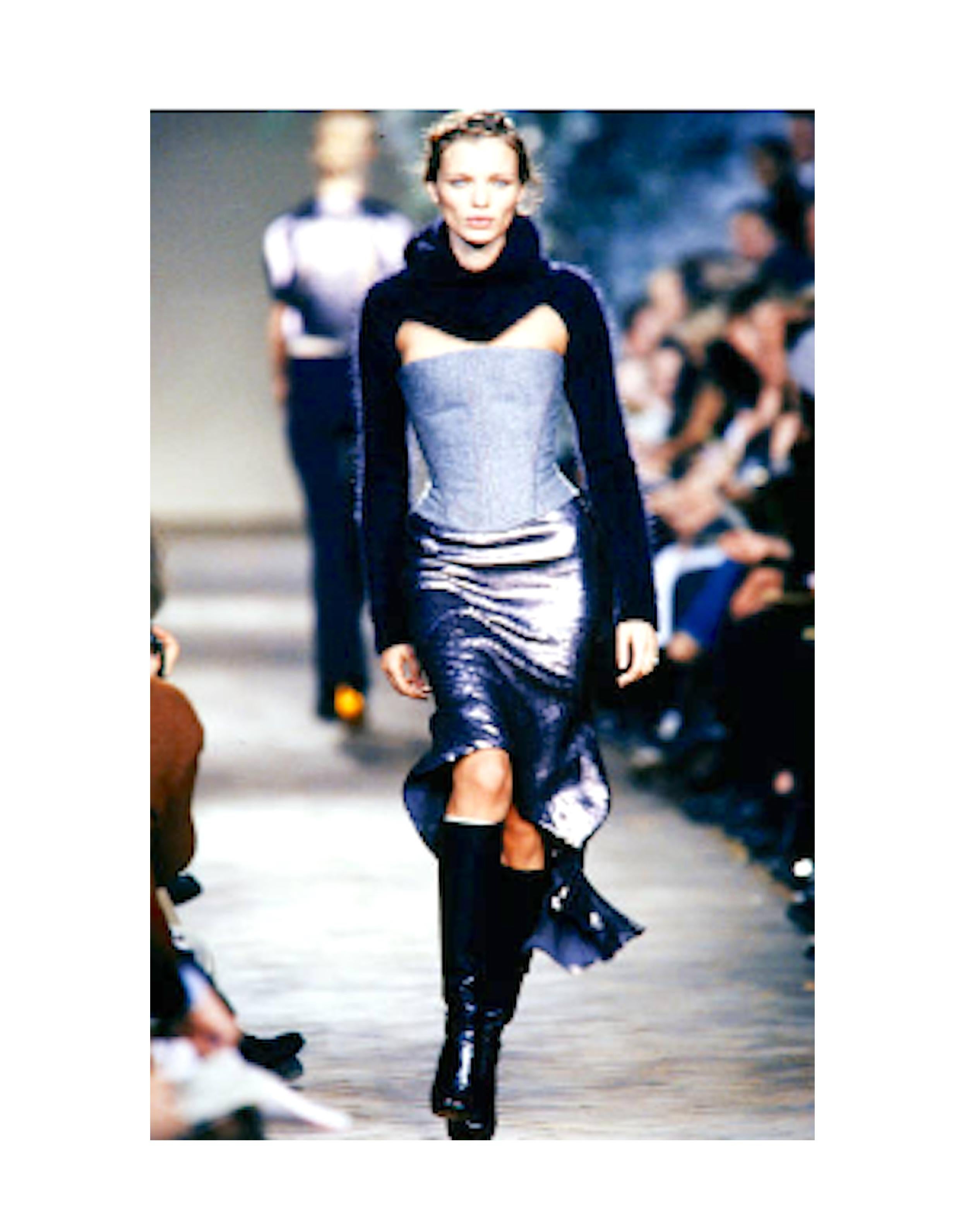 Extremely rare to find the Chloé runway 1999 by Stella McCartney and Phoebe Philo sequin skirt.

This prune sequin fishtail style skirt is a stunning piece created by the talented designers at the time for Chloé 1999 collection and modeled by the