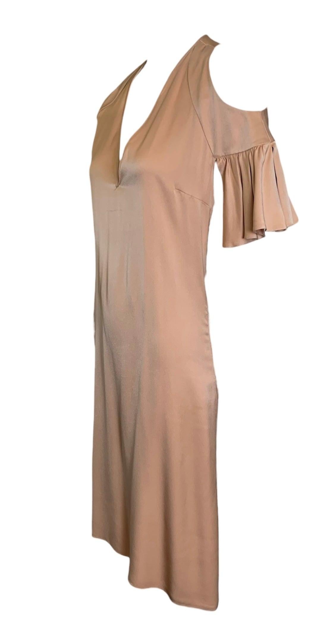 Dulce como puede ser un vestido de manga volante color caramelo de Chloé. Perfecto para ir a cenar y tomar unas copas en una ventosa noche de verano. ¡Métela en la maleta para tus próximas vacaciones! Detalle en el hombro. Seda ponderada.  Espalda