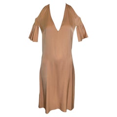 Vestido Chloé Caramelo con Mangas Flutter y Hombros Cucú