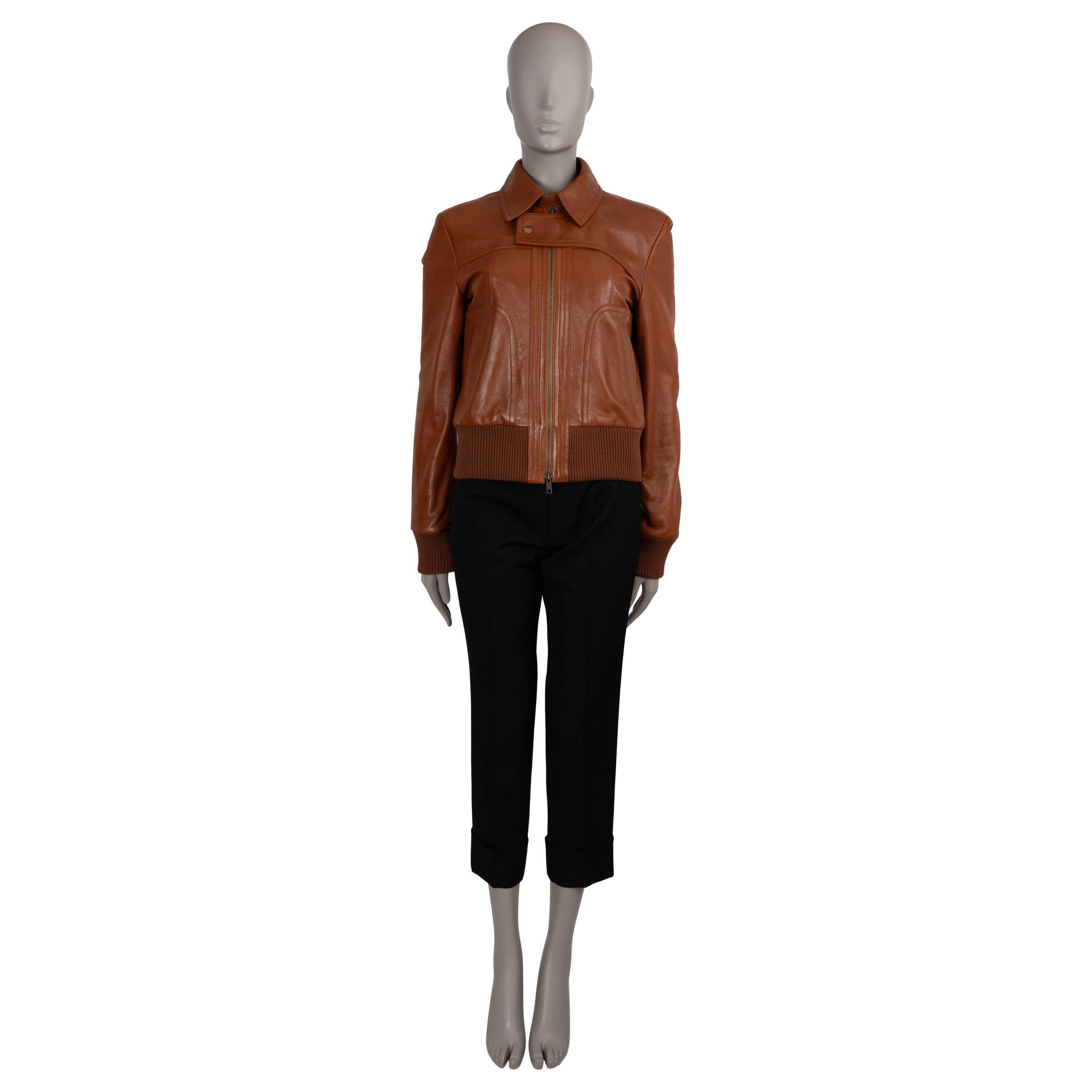 Questo bomber Chloé 100% autentico in pelle d'agnello lucida marrone Caramello è una rivisitazione lussuosa di una silhouette classica. Caratterizzato da colletto a punta strutturato, chiusura frontale con bottoni a pressione e due tasche a fessura,