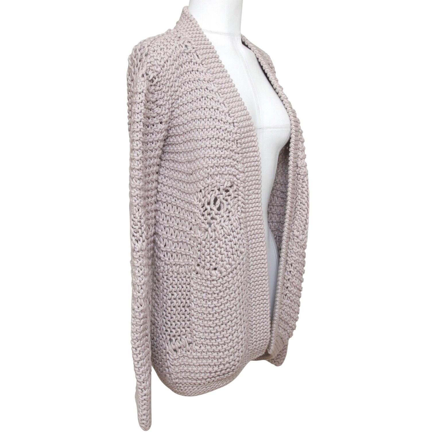 GUARANTEED AUTHENTIC CHLOE 2008 OPEN FRONT COTTON CABLE KNIT CARDIGAN

Details:
- Greyish-lavender cable cotton knit cardigan has a great easy fit.
- Open front.
- Long sleeve.
- Easy great piece for your Chloe collection.

Size: S

Fabric: 100%