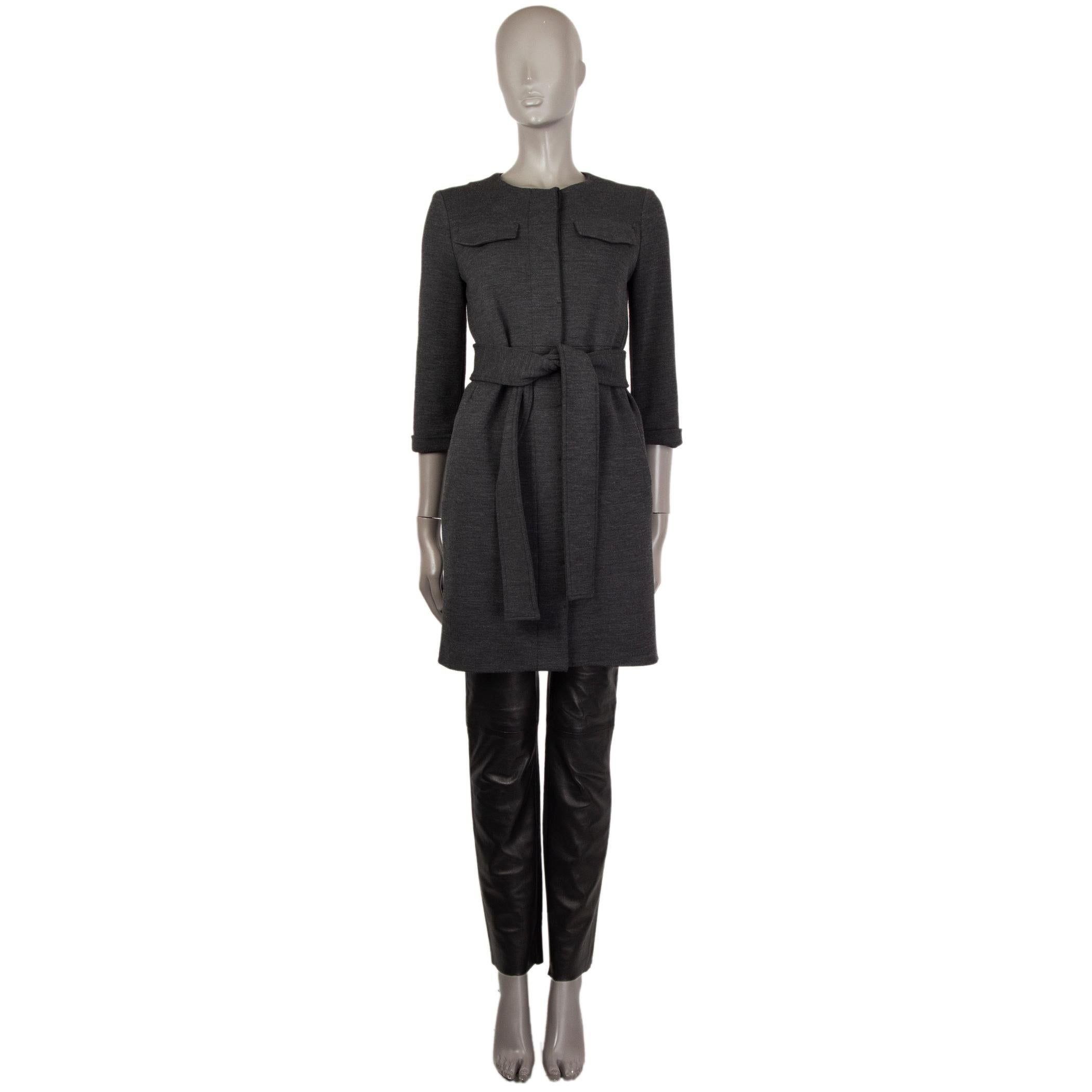 authentic Chloé collarless coat in charcoal wool (100%). With two flap pockets on the chest, two slit pockets on the sides, inverted pleat on the back, and folded cuffs. Closes with concealed button on the front. Lined in charcoal silk (100%). Comes